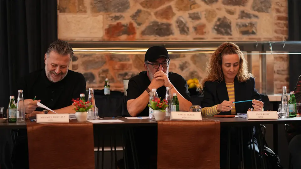 Adana Ayazı okuma provası: masada isimlikleriyle oturan ekip üyeleri senaryo inceliyor.
