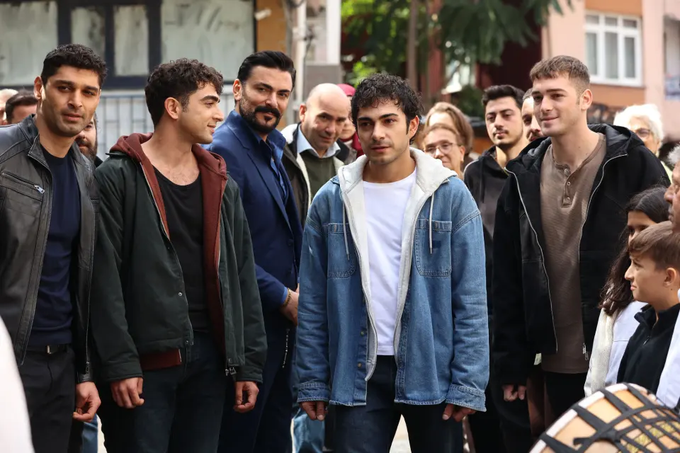 17. bölümden sahne: mahallede kalabalık bir grup genç ve davul