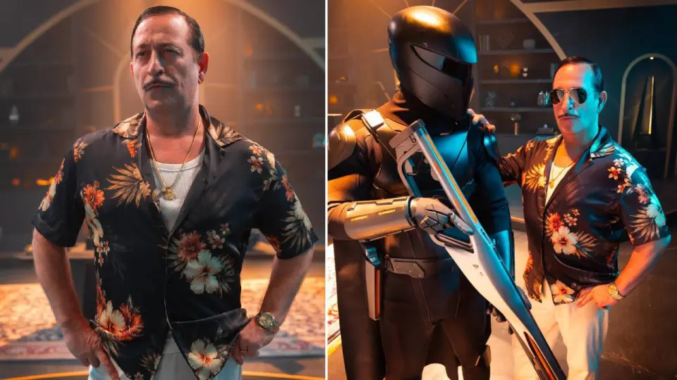 Cem Yılmaz çiçekli gömlekle Arif olarak; yanda zırhlı robot figürüyle çekilmiş set karesi