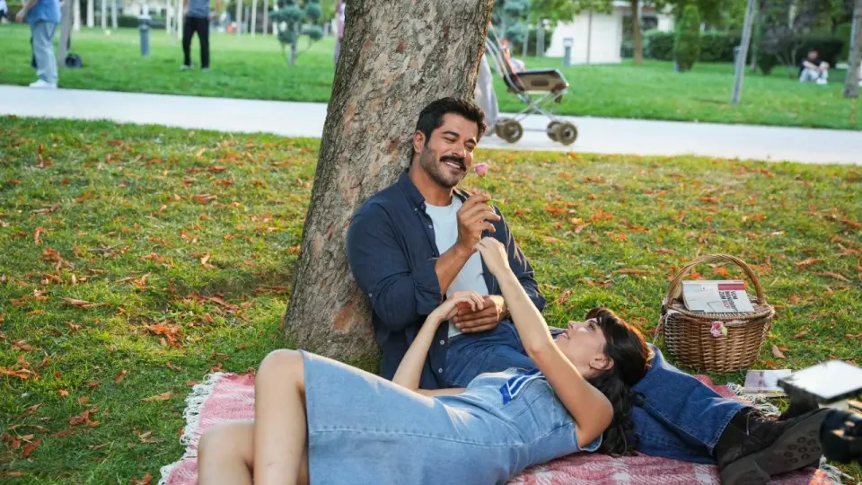 1. bölümden sahne: parkta piknik yapan bir çift
