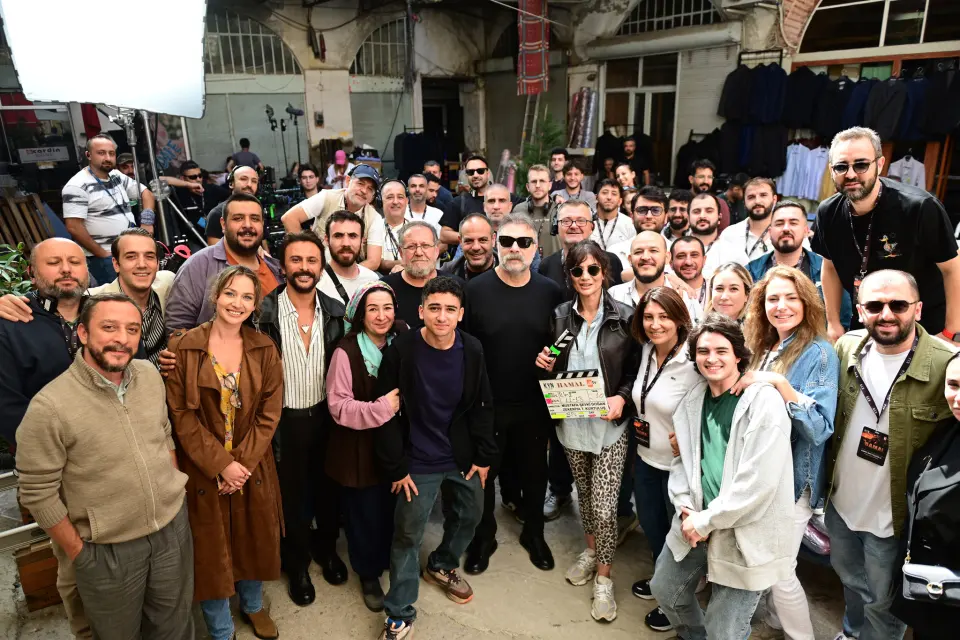 Hamal set ekibi ve oyuncuların tarihi bir han avlusunda toplu fotoğrafı