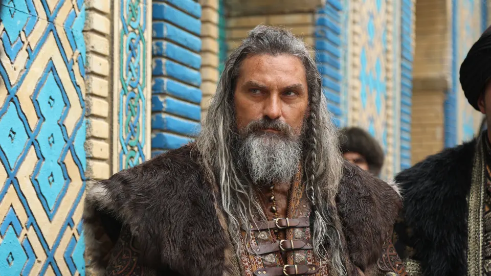 Mehmed: Fetihler Sultanı 85. bölümden: çinili bir yapının önünde kürklü, uzun sakallı bir savaşçı