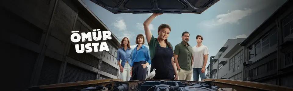 Ömür Usta kapak afişi: açık bir araba kaputunun altında Nurgül Yeşilçay ve aile üyeleri, solda dizi logosu.
