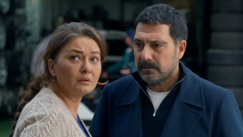 6. bölüm fragmanından kare: Nurgül Yeşilçay ve bıyıklı bir erkek karakter şaşkın bakışlarla tamirhanede.
