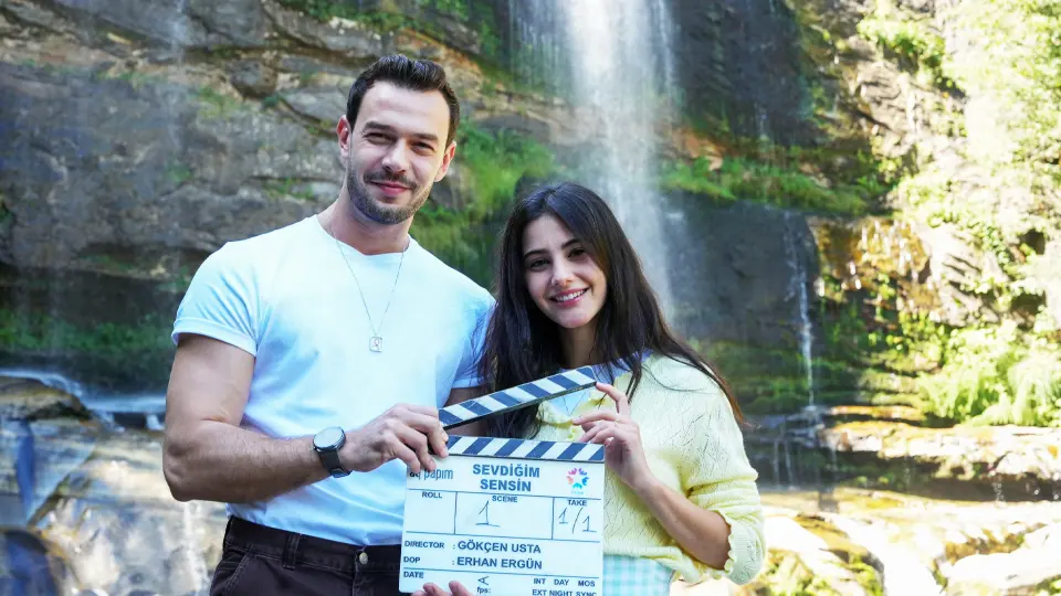 Aytaç Şaşmaz ve Helin Kandemir, şelale önünde 2. sezonun ilk set günü klaketiyle poz veriyor