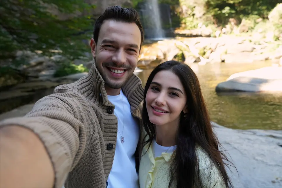 Aytaç Şaşmaz ve Helin Kandemir şelale önünde selfie çekerken