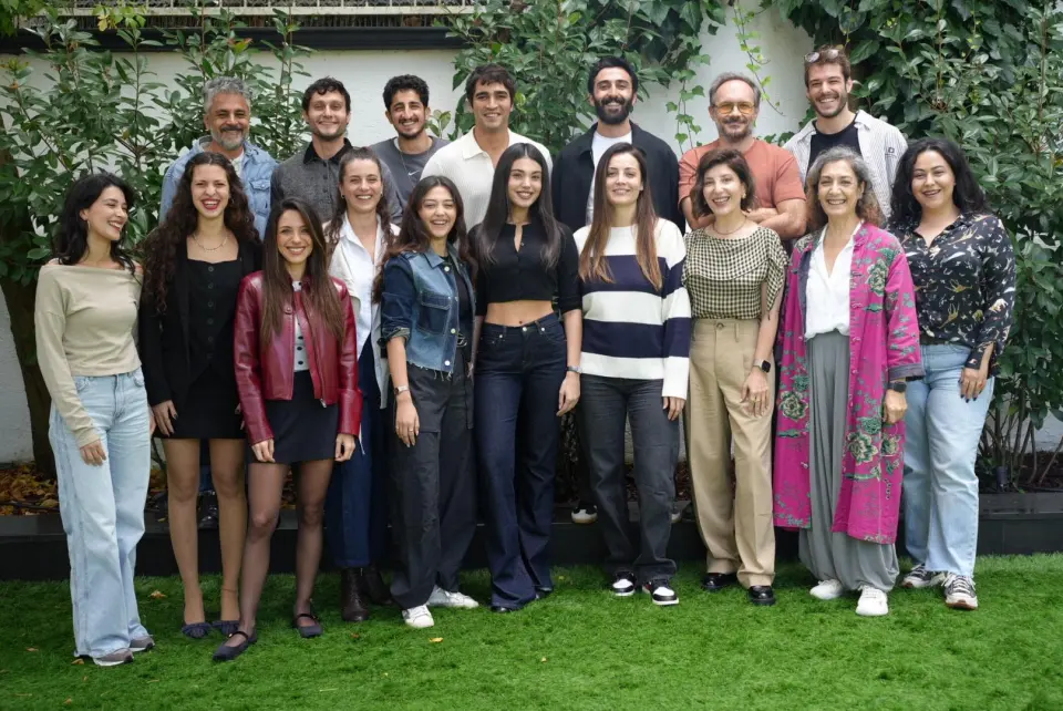 Susuz Yaz okuma provası sonrası oyuncu ve ekibin bahçede toplu fotoğrafı